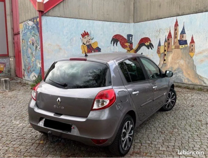 Renault Clio 2009 photo 2