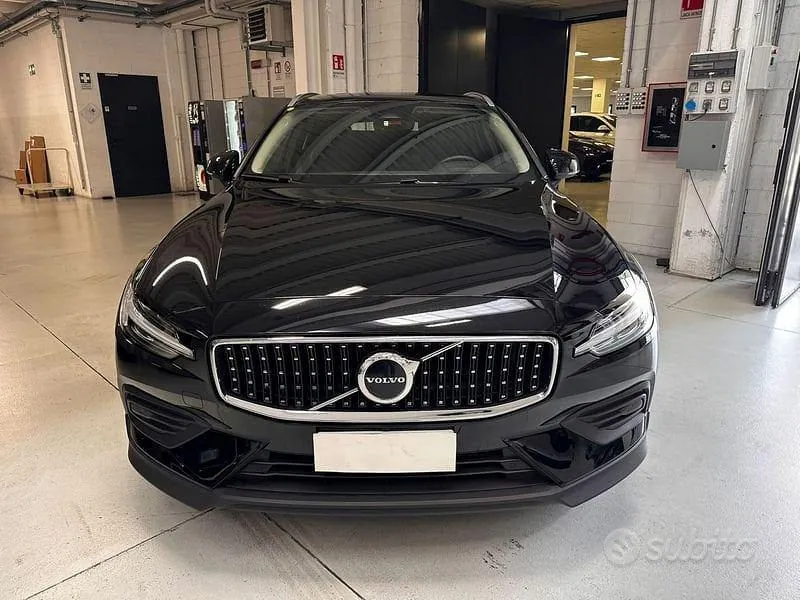 Volvo V60 2023 photo 2