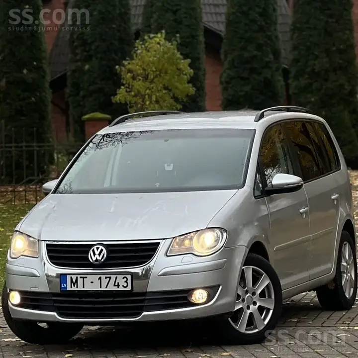 Volkswagen Touran 2009 photo 2