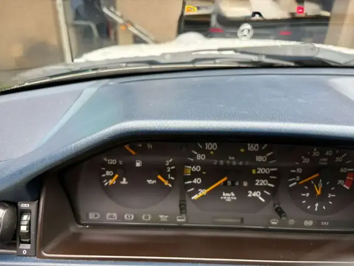 Mercedes-Benz E-Class 1993 photo 2