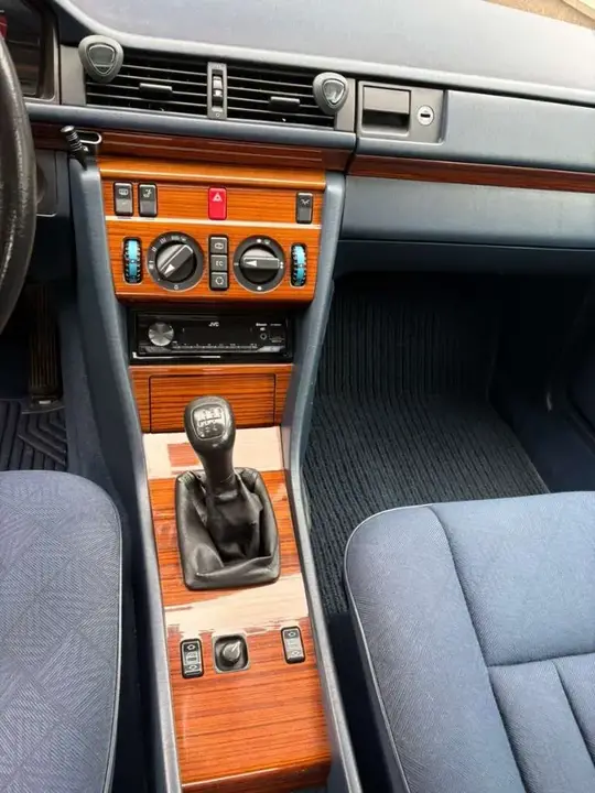 Mercedes-Benz E-Class 1993 photo 3