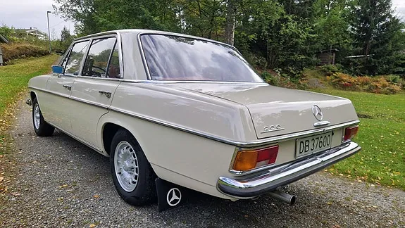 Mercedes-Benz 200 1972 photo 4