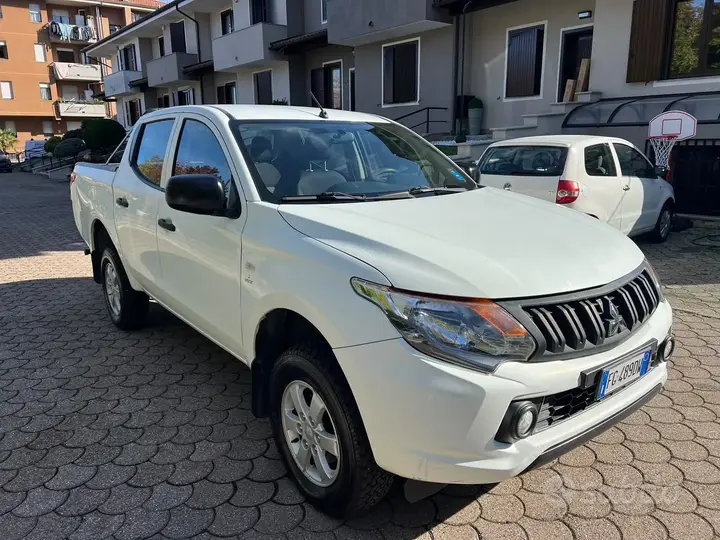 Mitsubishi L200 2016 photo 2
