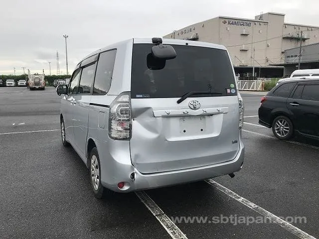 Toyota Voxy X 2013 photo 4