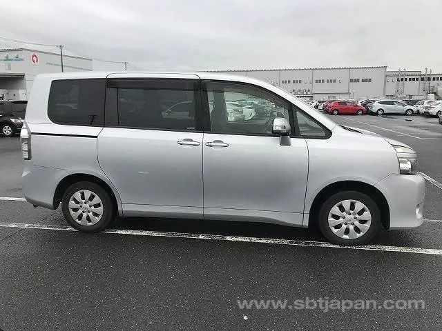 Toyota Voxy X 2013 photo 3