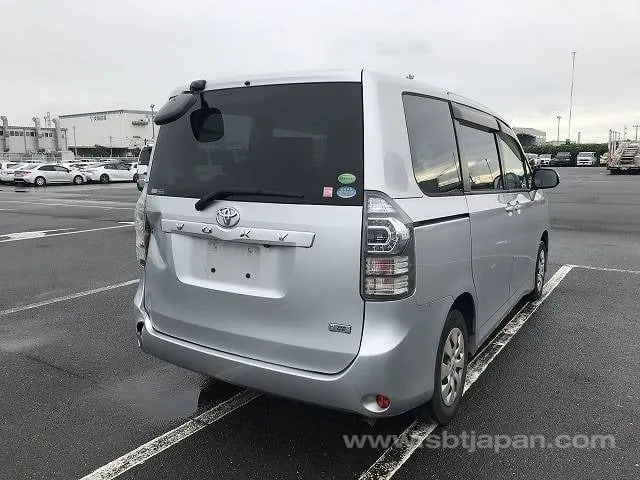 Toyota Voxy X 2013 photo 5