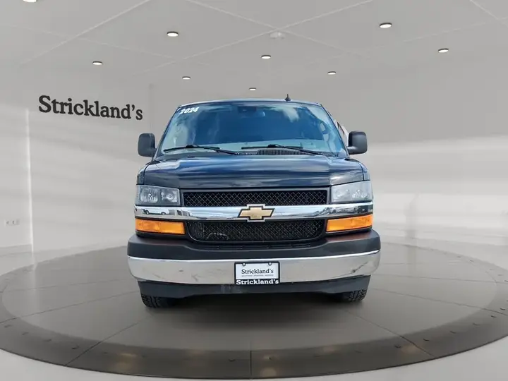 Chevrolet Express 2024 photo 2