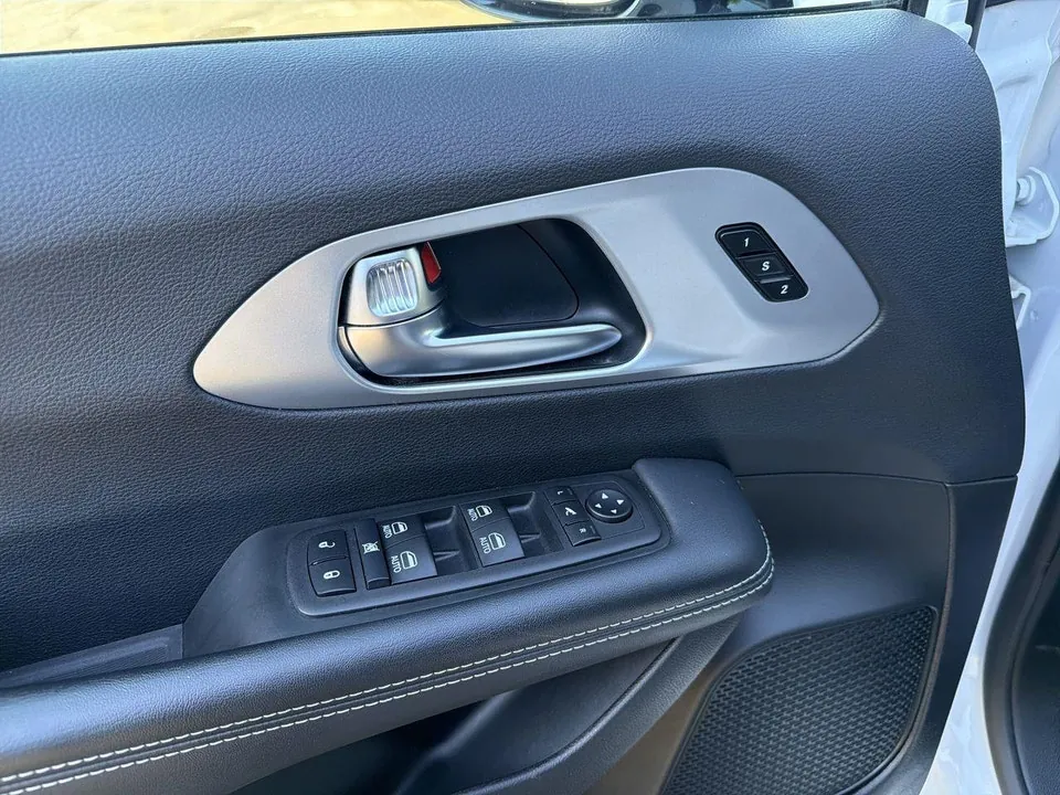 Chrysler Pacifica 2025 photo 5
