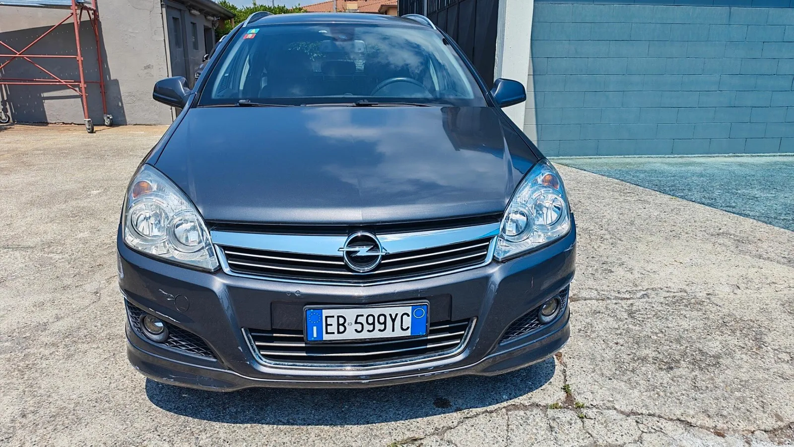 Opel Astra 2010 photo 2