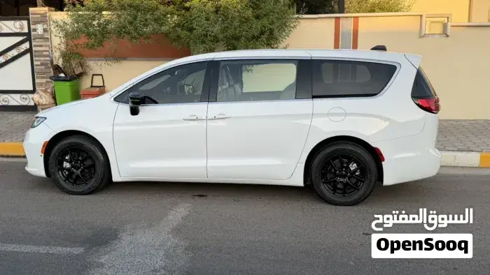 Chrysler Pacifica 2025 photo 3