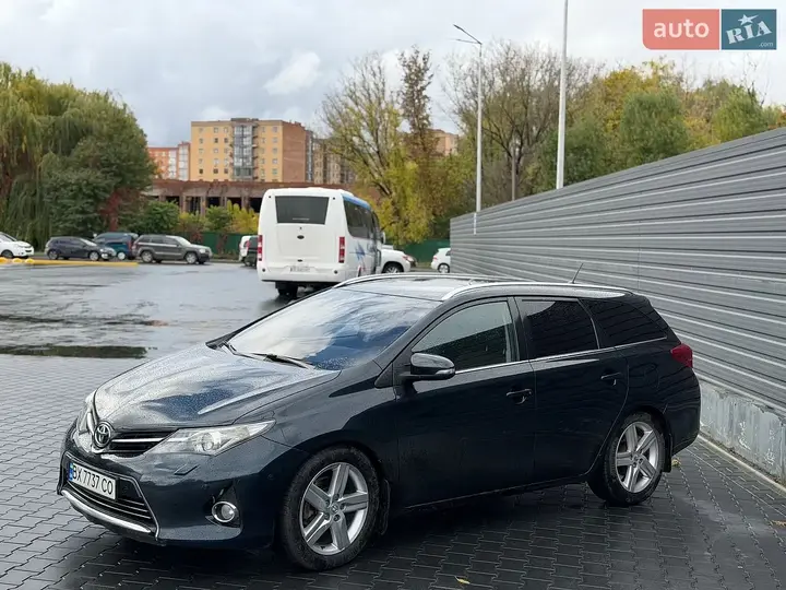 Toyota Auris 2014 photo 2