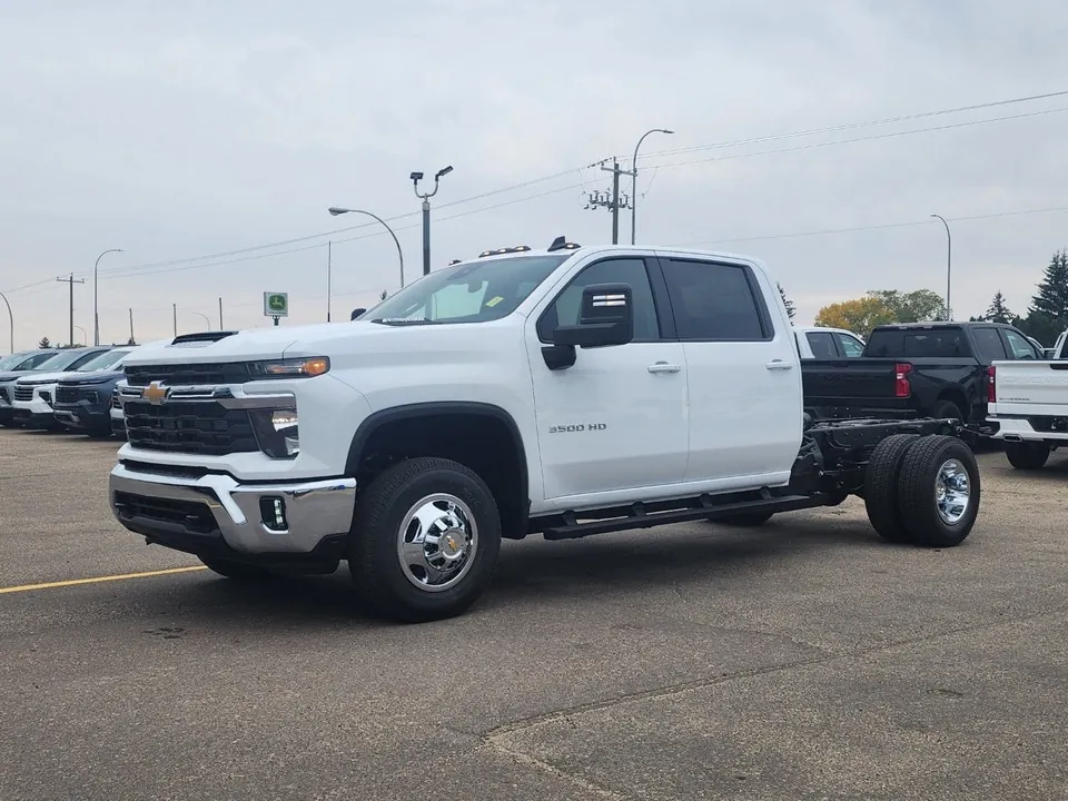 Chevrolet Silverado 3500Hd 2026 photo 2