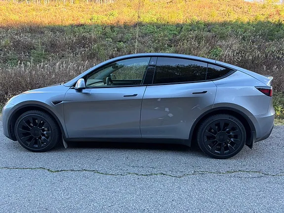 Tesla Model Y 2023 photo 2