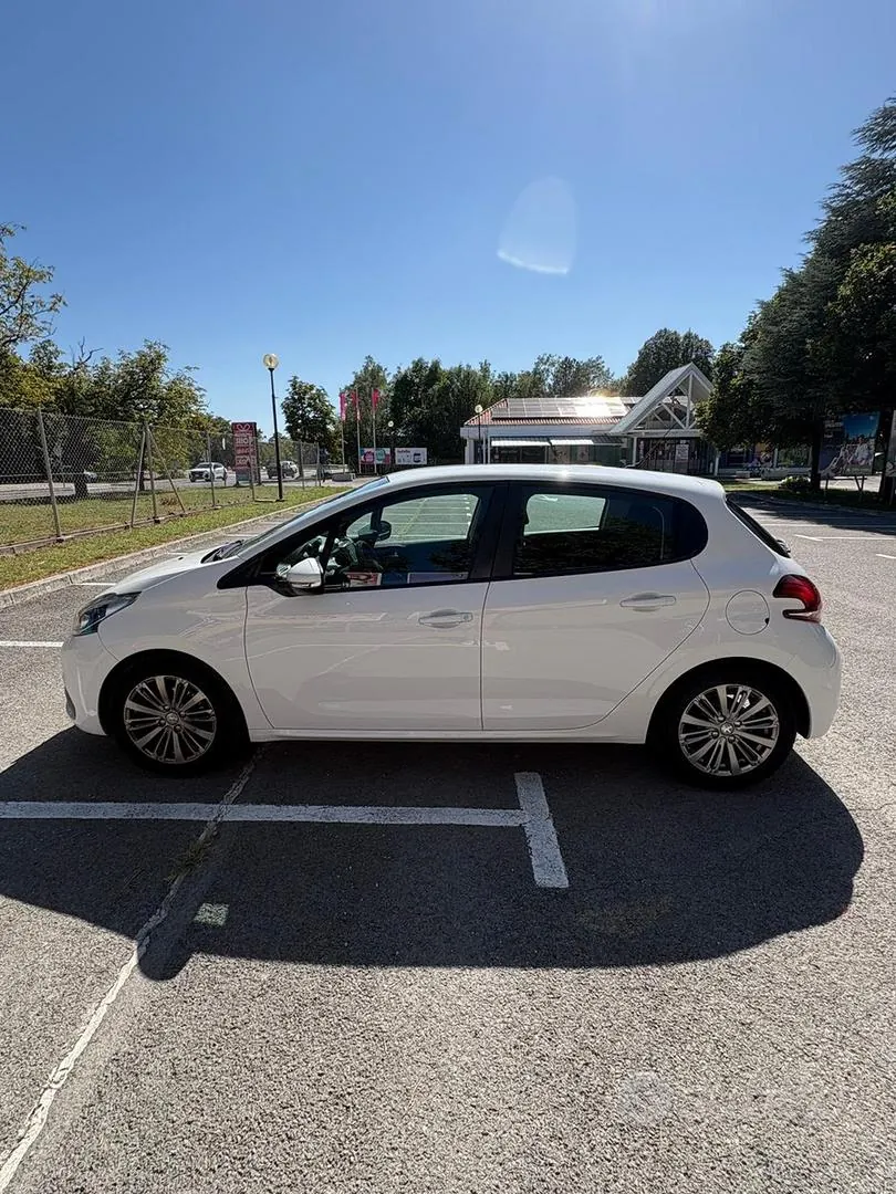 Peugeot 208 2019 photo 2
