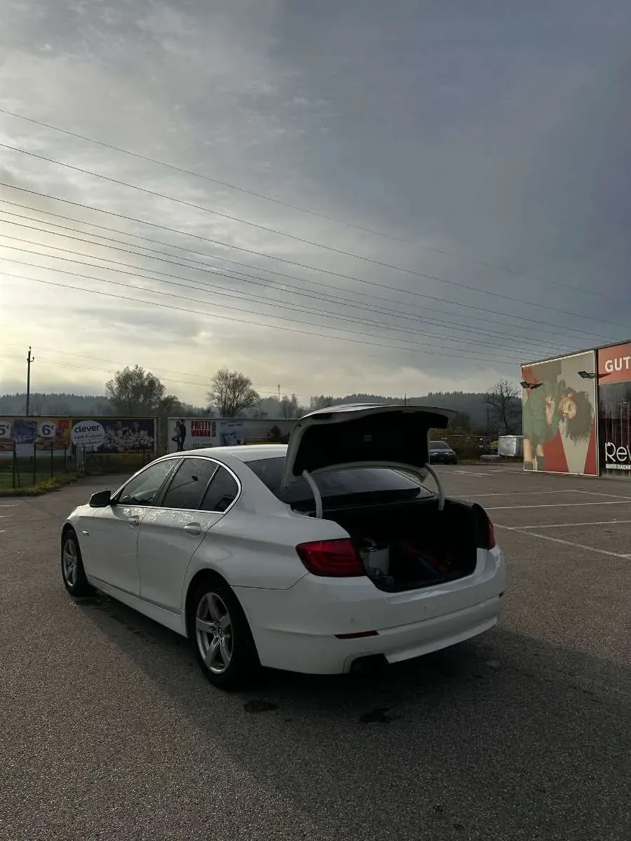 BMW 5 Series 2010 photo 2