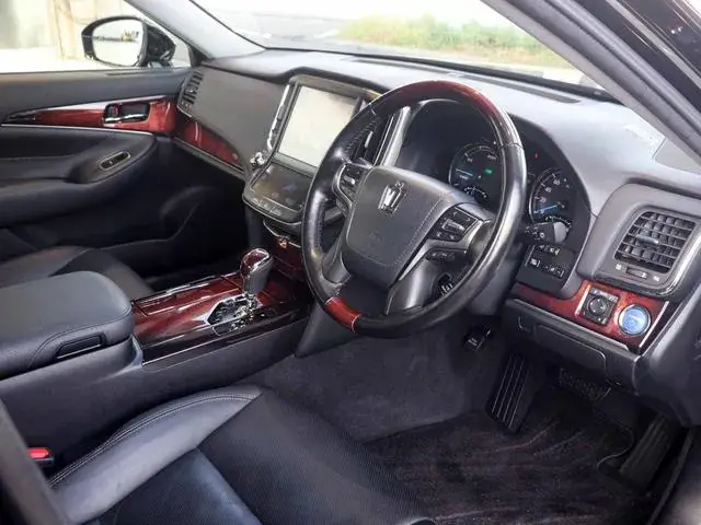 Toyota Crown Majesta 2016 photo 5
