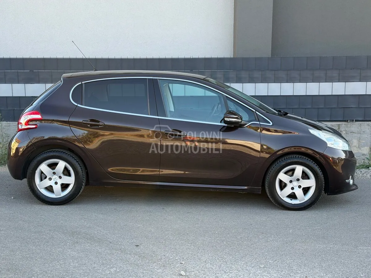 Peugeot 208 2012 photo 4