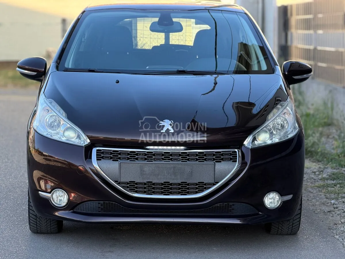 Peugeot 208 2012 photo 2