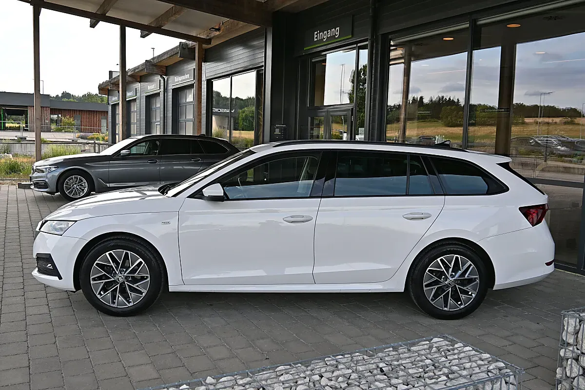 Skoda Octavia 2023 photo 2