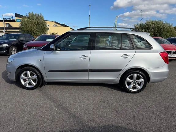 Skoda Fabia 2011 photo 2