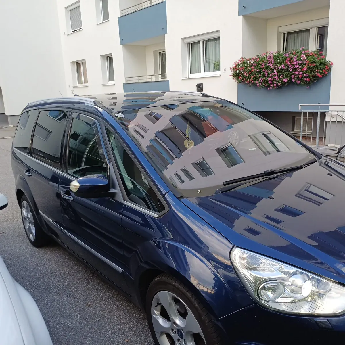 Ford Galaxy 2012 photo 2
