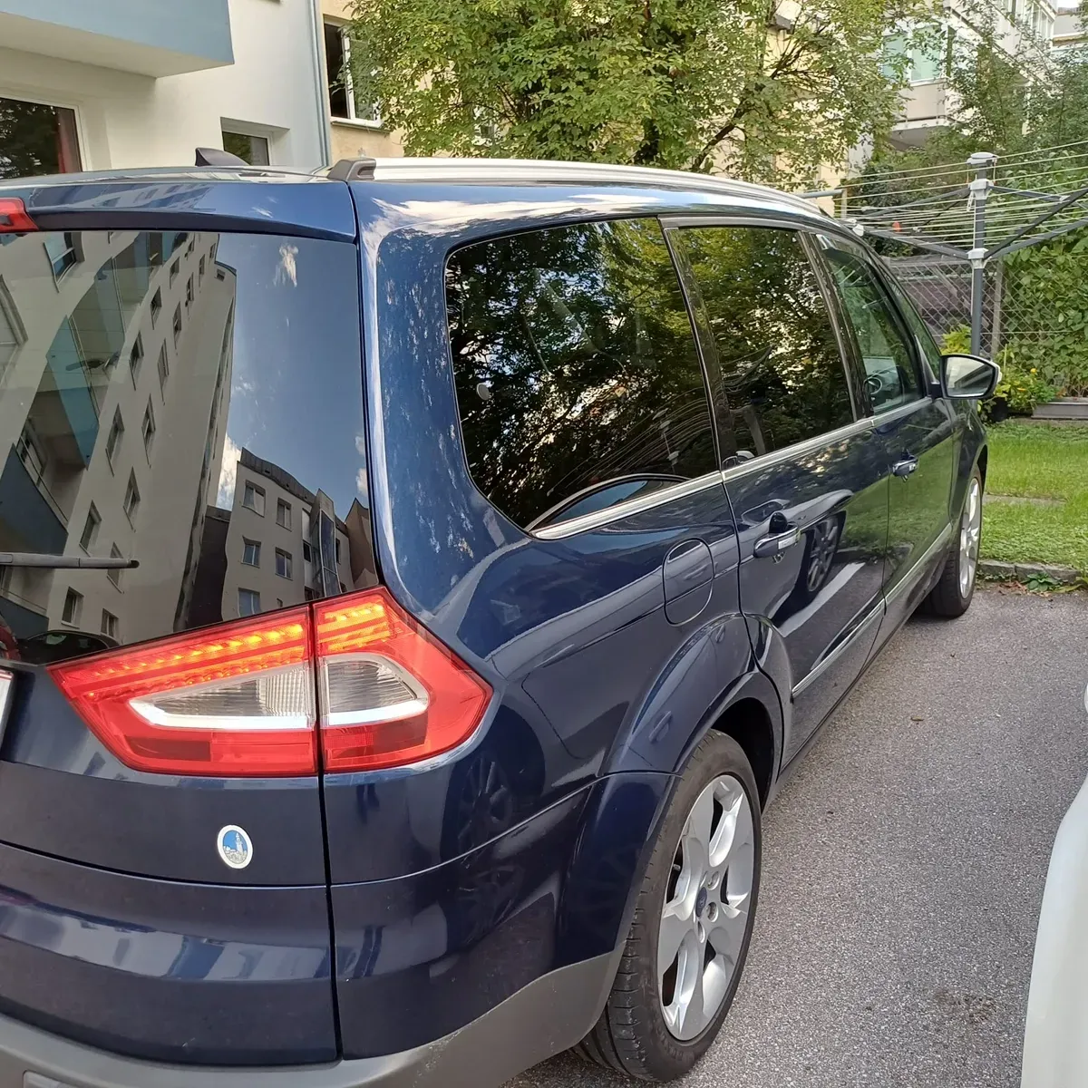 Ford Galaxy 2012 photo 3