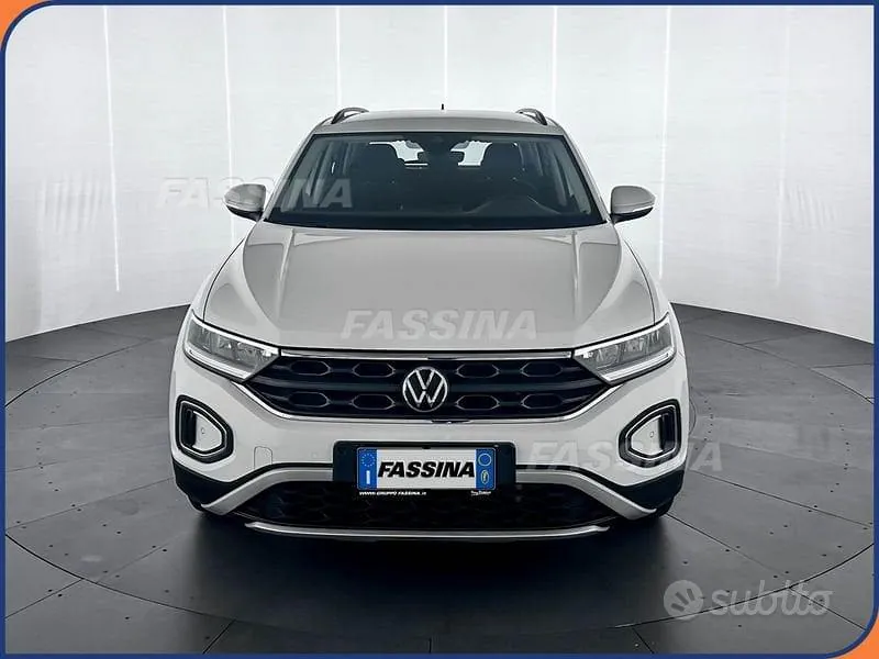 Volkswagen T-Roc 2023 photo 2
