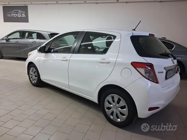Toyota Yaris 2013 photo 2