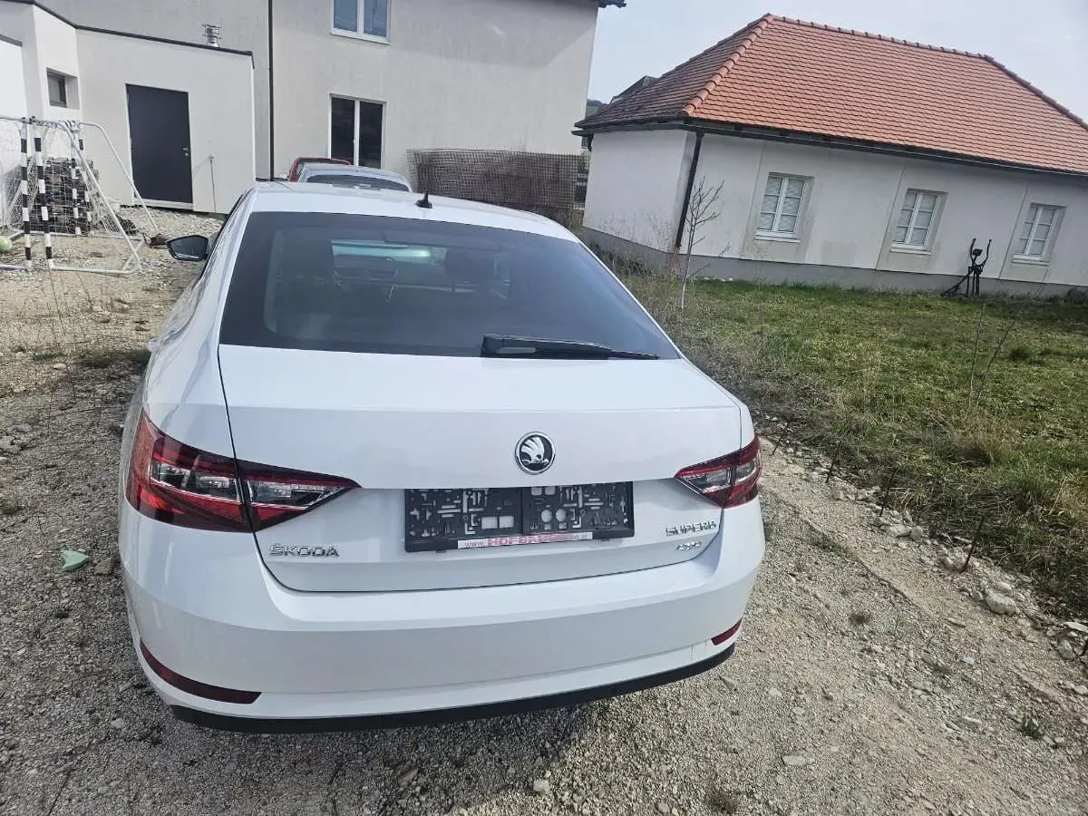 Skoda Superb 2016 photo 2