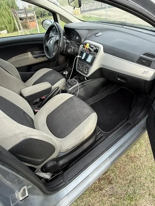 Fiat Grande Punto 2006 photo 2