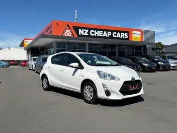 Toyota Aqua 2015 photo 2