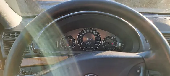 Mercedes-Benz E220 2005 photo 2