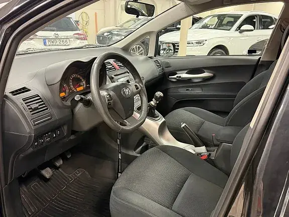 Toyota Auris 2012 photo 5