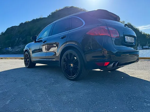 Porsche Cayenne 2011 photo 2