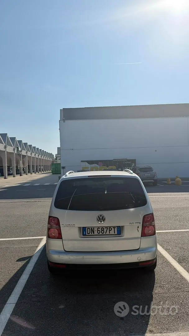 Volkswagen Touran 2008 photo 4