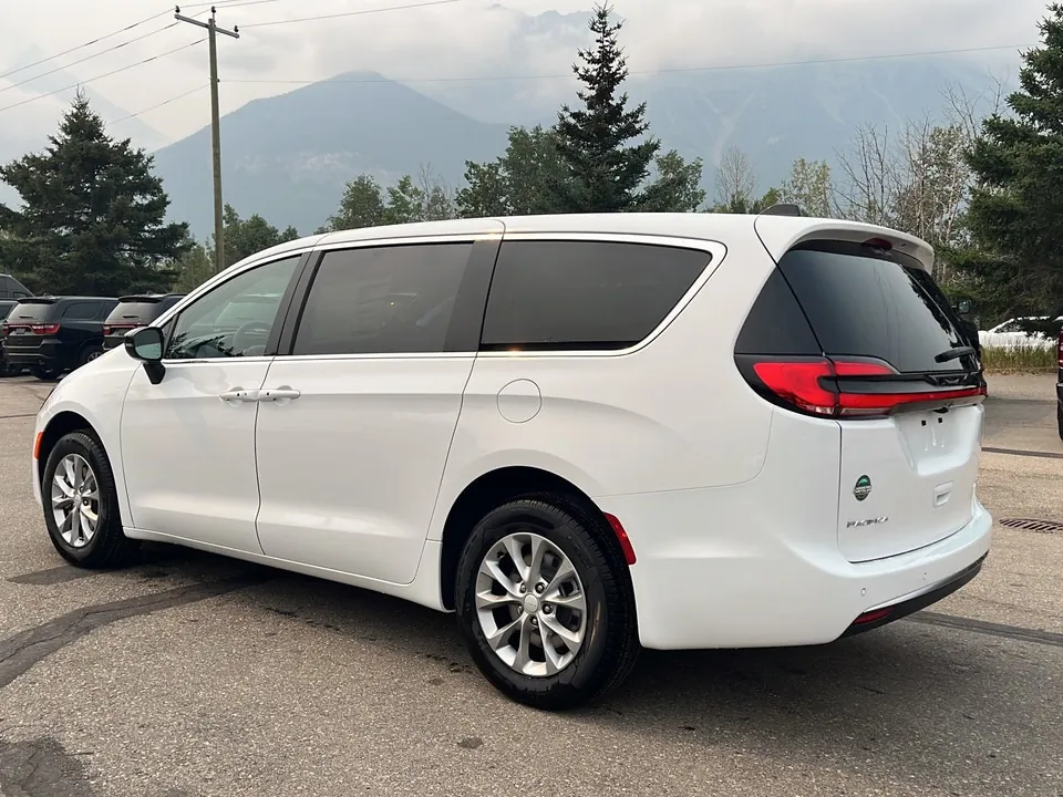 Chrysler Pacifica 2027 photo 5