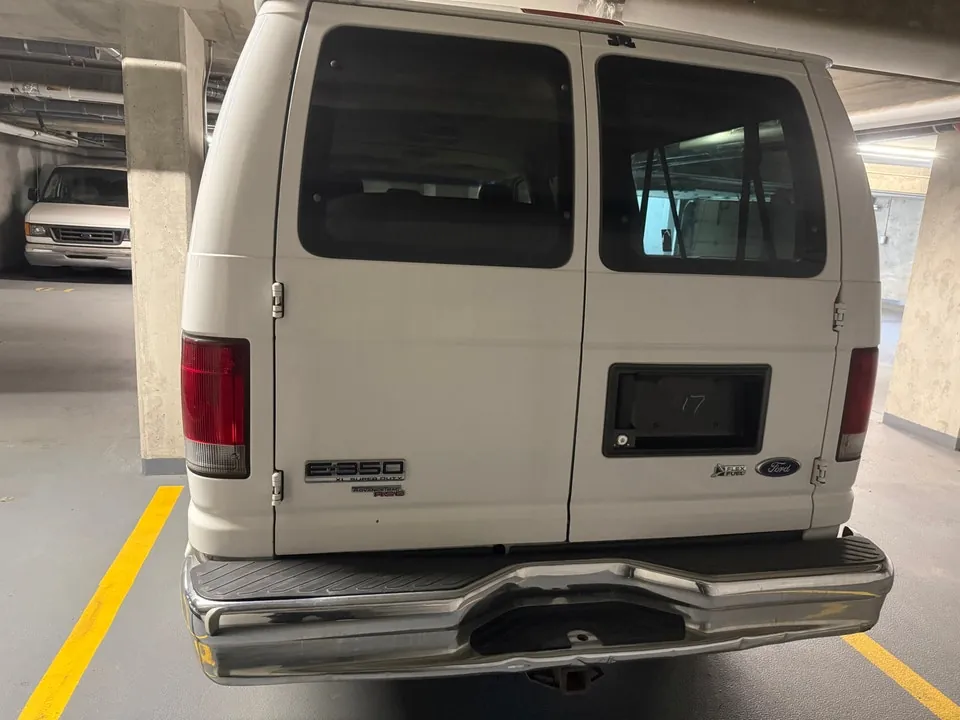 Ford E-350 2010 photo 2