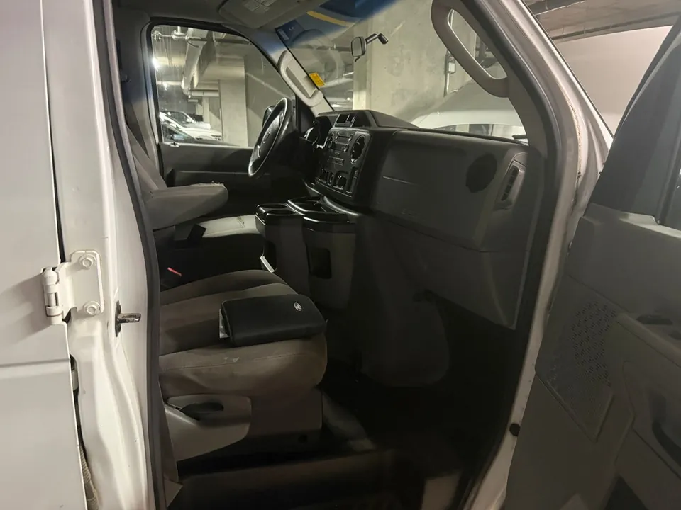 Ford E-350 2010 photo 3