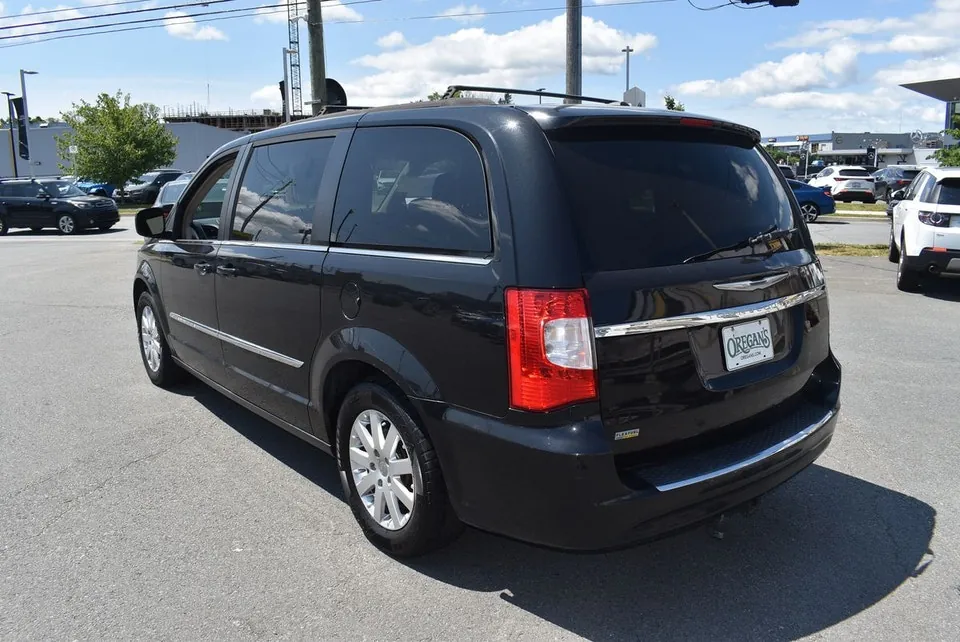 Chrysler Town & Country 2016 photo 3