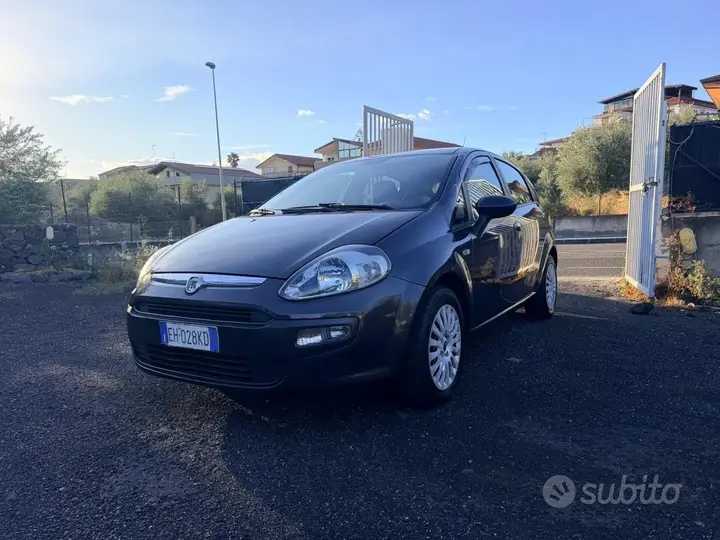 Fiat Grande Punto 2011 photo 2