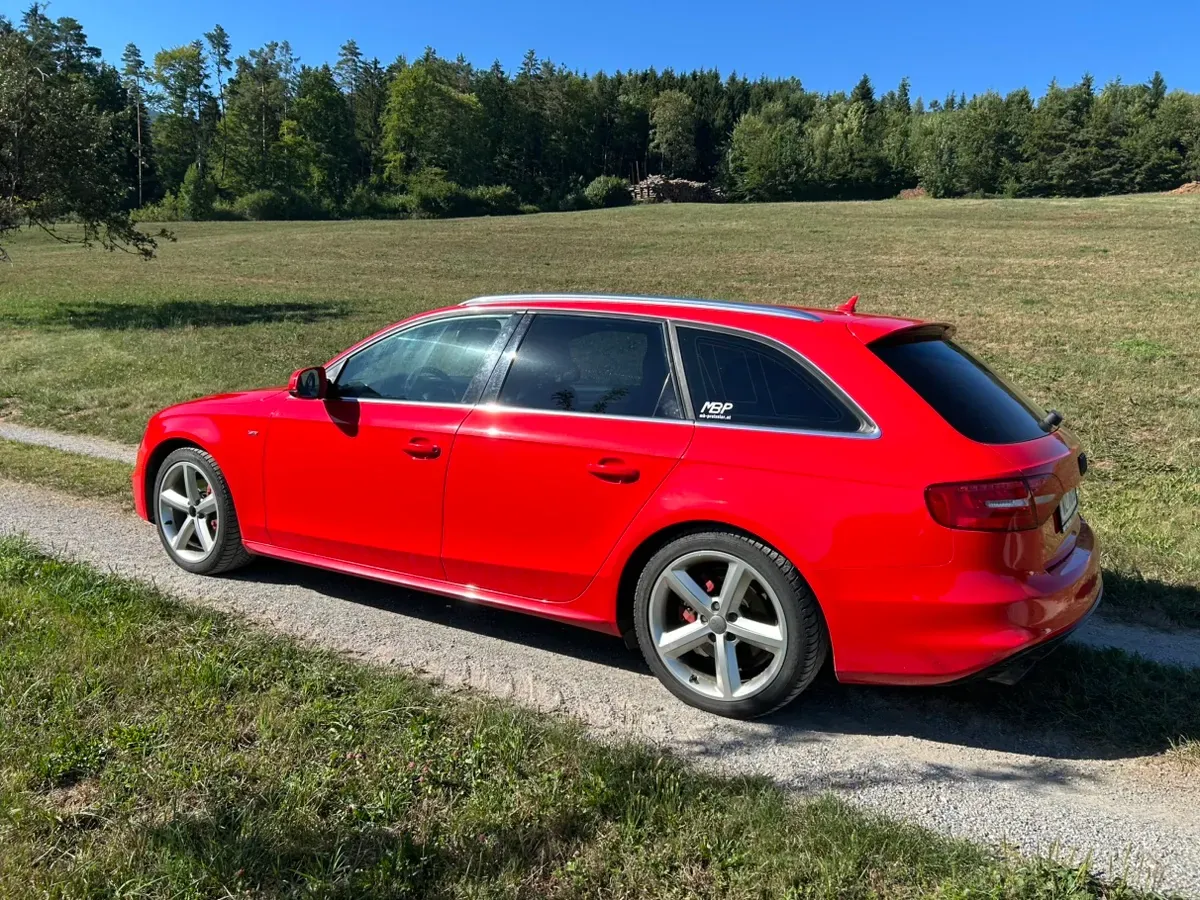 Audi A4 2012 photo 2