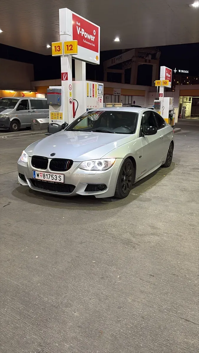 BMW 3 Series 2012 photo 2
