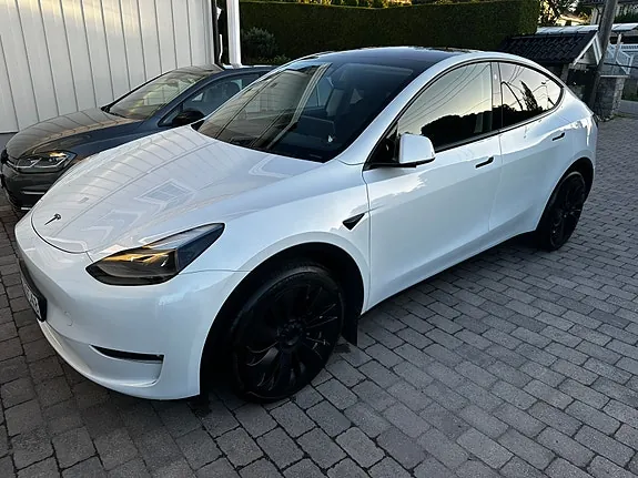 Tesla Model Y 2023 photo 2