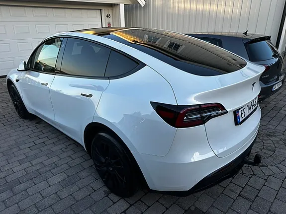 Tesla Model Y 2023 photo 3