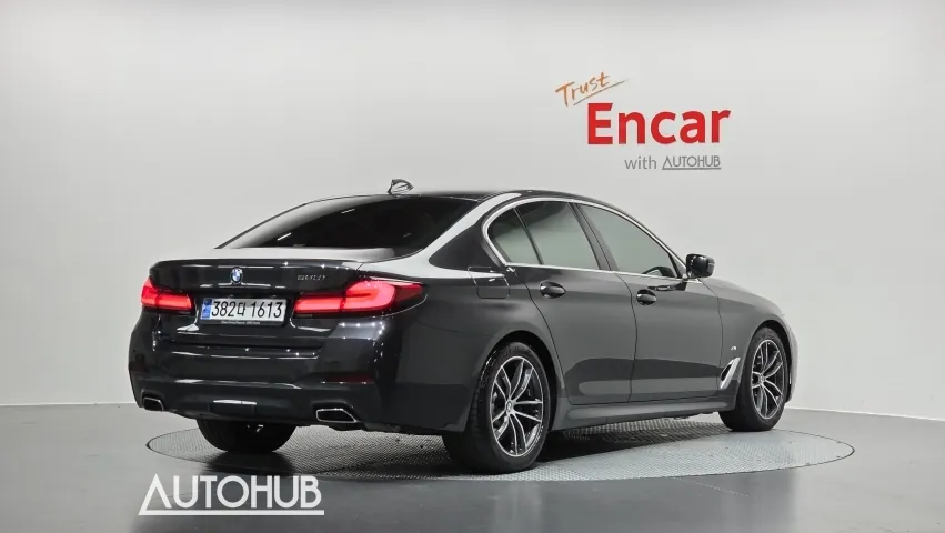 BMW 5 Series 2023 photo 2