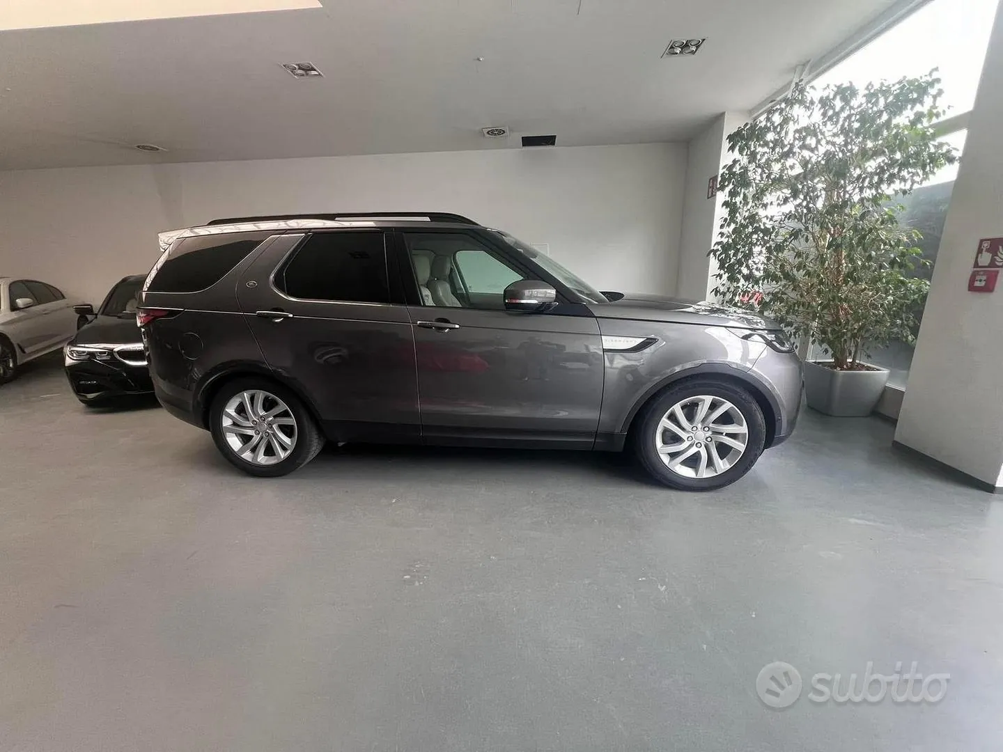 Land Rover Discovery 5 2018 photo 5