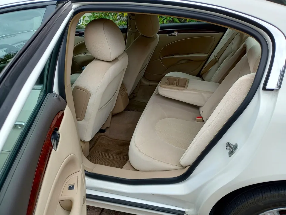 Buick Lucerne 2010 photo 3