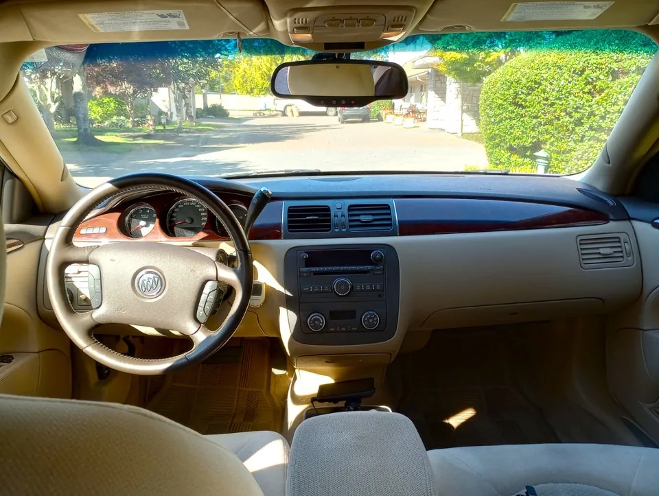 Buick Lucerne 2010 photo 2