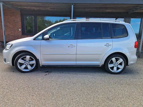 Volkswagen Touran 2011 photo 2