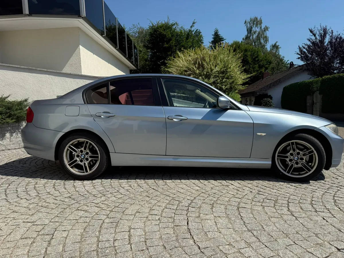 BMW 3Er-Reihe 318I 2010 photo 2
